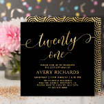 Invitation Élégant Script vingt et un or noir 21e anniversair<br><div class="desc">Elégant Chic Black and Gold Twenty One Script 21st Birthday Invitation. Ce modèle d'invitation de fête d'anniversaire moderne présente un texte élégant "vingt et un" dans un énorme faux feuille d'or tourbillonnant script de calligraphie manuscrite (ou typographie) avec queues d'échasses, détails de fête en or sur arrière - plan noir....</div>