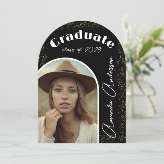 Invitation Elégant Simple Arc Photo Black Gold Graduation (Debout devant)