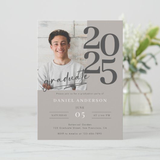 Invitation Élégant Simple Photo Script Graduation Party (Debout devant)