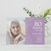 Invitation Elégant violet blanc floral photo 80e anniversaire (Debout devant)