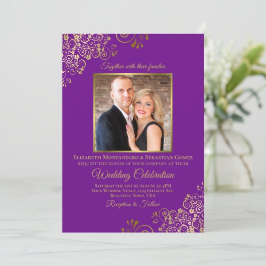 Invitation Élégant violet & or photo & QR Code Mariage (Debout devant)
