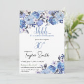 Invitation élégante avec fleurs bleues pour une fê (Debout devant)