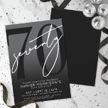 Invitation Élégante Black 70th Birthday Party<br><div class="desc">Célébrez soixante-dix ans de style avec cette invitation moderne de fête de 70e anniversaire noir et gris. Le design est composé d'un grand "70" noir sur la plupart des cartes, et d'un "Soixante-dix" blanc écrit à la main pour un look audacieux et contemporain. L'arrière - plan gris crée un effet...</div>