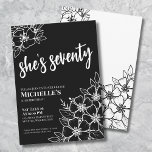 Invitation Élégante Black 70th Birthday Party<br><div class="desc">Soixante-dix Black White 70th Birthday Party Invitation. Une invitation amusante mais élégante à la fête du 70e anniversaire avec des fleurs blanches et noires girly pour les jeunes de coeur. Un motif de fleurs ludique encadre une typographie de script "elle est soixante-dix" mélangée avec une police serif plus classique. Célébrez...</div>