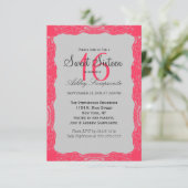 Invitation Elégante bordure de dentelle rose corail et gris a (Debout devant)