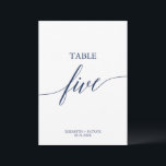 Invitation Élégante calligraphie de la marine Tableau Cinq Nu<br><div class="desc">Cette élégante calligraphie marine tableau cinq numéro de table est parfait pour un mariage simple. Le design neutre présente une carte minimaliste décorée de typographie romantique et fantaisiste. La carte s'imprime à l'avant et à l'arrière (double face). Les autres numéros de tableau de la collection sont vendus séparément.</div>