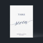 Invitation Élégante calligraphie de la marine Tableau Sept Nu<br><div class="desc">Cette élégante calligraphie marine tableau sept numéro de table est parfait pour un mariage simple. Le design neutre présente une carte minimaliste décorée de typographie romantique et fantaisiste. La carte s'imprime à l'avant et à l'arrière (double face). Les autres numéros de tableau de la collection sont vendus séparément.</div>