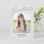 Invitation Élégante calligraphie gris 2025 Diplôme photo (Debout devant)