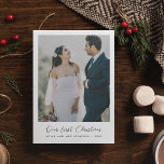 Invitation Élégante calligraphie Notre première photo de Noël<br><div class="desc">Une élégante calligraphie romantique et un design moderne pour ce carte photo. Pour customiser avec votre photo de couple préférée. Vous pouvez aussi facilement changer la couleur de la police à votre goût. Parfait pour célébrer votre premier Noël en tant que jeunes mariés ou en couple.</div>
