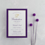 Invitation Élégante cérémonie de remise de diplômes casquette<br><div class="desc">Une élégante carte de cérémonie de remise de diplômes avec faux or et violet. Les détails du texte et l'image peuvent être personnalisés.</div>