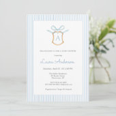 Invitation Élégante crête monogramme Baby shower Blue Boy (Debout devant)