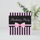 Invitation élégante d'anniversaire d'arc de rose (Debout devant)