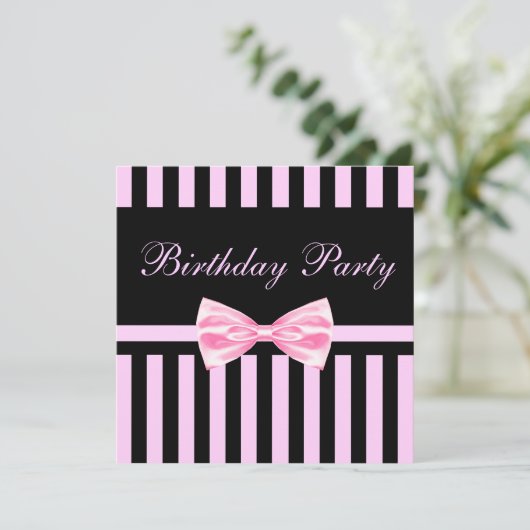 Invitation élégante d'anniversaire d'arc de rose (Debout devant)