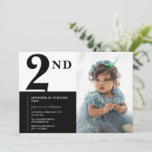 Invitation élégante de 2e anniversaire Fille Chic (Debout devant)