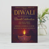 Invitation Elégante Diya & Gold Script Diwali Célébration (Debout devant)