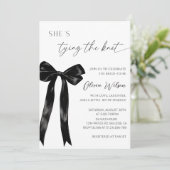 Invitation Élégante Fête des mariées "She’s Tying the Knot" (Debout devant)