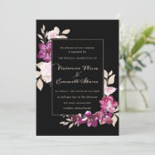 Invitation Élégante florale violette rose sur Mariage noir (Debout devant)