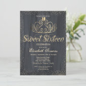 Invitation Elégante Gold Tiara Confetti Princess Sweet 16 (Debout devant)