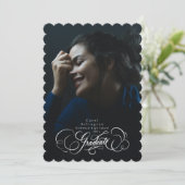 Invitation Élégante lettre de fin d'études | Graduation à pen (Debout devant)