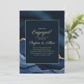 Invitation Élégante Partie d'engagement en marbre bleu or de (Debout devant)