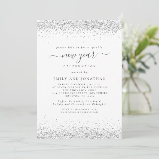 Invitation Élégante Parties scintillant Argent Script New Yea (Debout devant)
