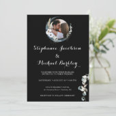 Invitation Elégante photo Wreath Black White Wedding Invitati (Debout devant)