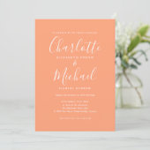 Invitation Élégante signature mariage pêche script (Debout devant)