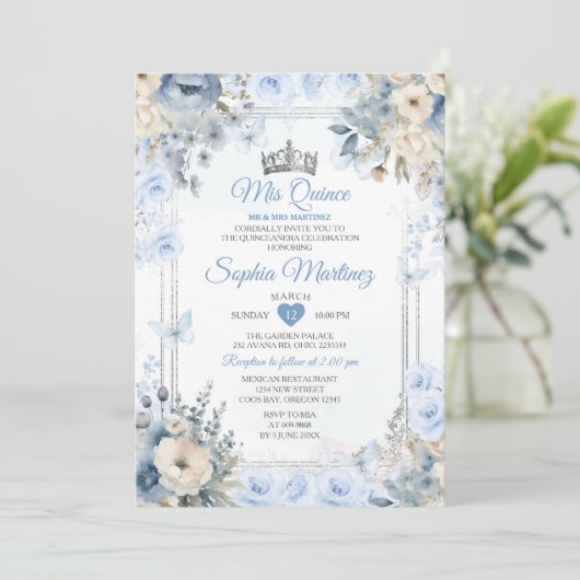 Invitation Elégante Silver & Dusty Blue Roses MIS QUINCE (Debout devant)