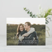 Invitation Elle A Dit Oui Calligraphie 2 Photo Engagement (Debout devant)