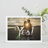 Invitation Elle A Dit Oui I Modern Photo Engagement Party (Debout devant)