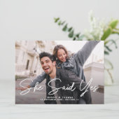 Invitation elle a dit oui script moderne fiançailles photo (Debout devant)