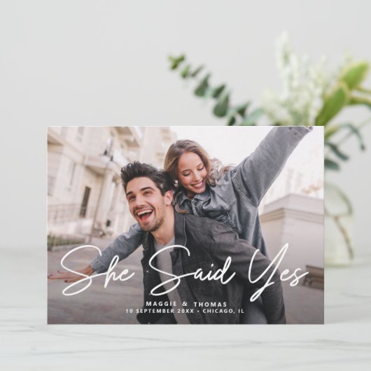 Invitation elle a dit oui script moderne fiançailles photo (Debout devant)