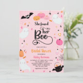 Invitation Elle A Trouvé Sa Fête des mariées D'Halloween Rose (Debout devant)