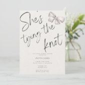 Invitation Elle attache la douche nuptiale du noeud (Debout devant)