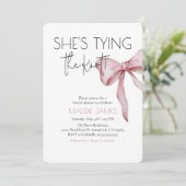 Invitation Elle essaie de nouer l'invitation de la douche nup (Debout devant)
