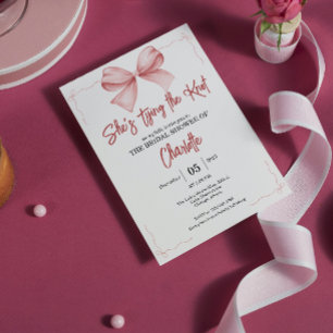 Invitation elle est en train de nouer la douche nuptiale rose