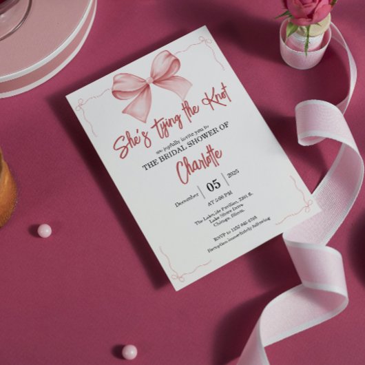 Invitation elle est en train de nouer la douche nuptiale rose