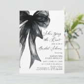 Invitation Elle est en train de nouer la Fête des mariées Bla (Debout devant)