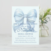 Invitation Elle est en train de nouer la Fête des mariées de  (Debout devant)