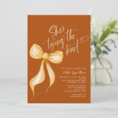 Invitation Elle est en train de nouer la Fête des mariées de  (Debout devant)