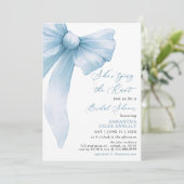 Invitation Elle est en train de nouer la Fête des mariées de  (Debout devant)