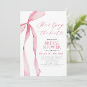 Invitation Elle est en train de nouer la Fête des mariées de  (Debout devant)