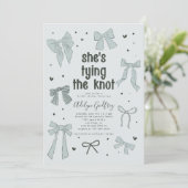 Invitation Elle est en train de nouer la Fête des mariées de  (Debout devant)