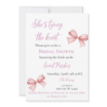 Elle est en train de nouer la Fête des mariées de 