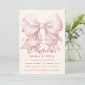 Invitation Elle est en train de nouer la Fête des mariées de  (Debout devant)