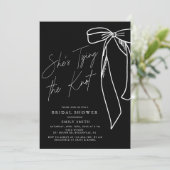 Invitation Elle est en train de nouer la Fête des mariées du (Debout devant)