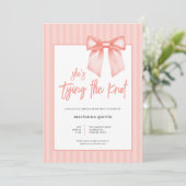 Invitation Elle est en train de nouer la Fête des mariées du (Debout devant)