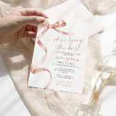 Invitation Elle est en train de nouer la Fête des mariées du 