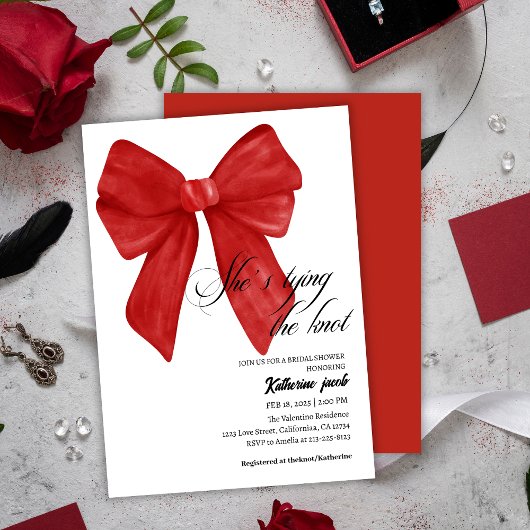Invitation Elle est en train de nouer le noeud rouge Bow nupt