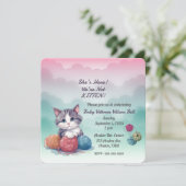 Invitation Elle est là Nous ne sommes pas Kitten Nuages Yarn (Debout devant)